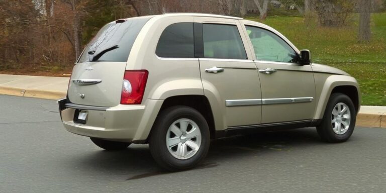 What is the price of chrysler door car from 2011 year?
