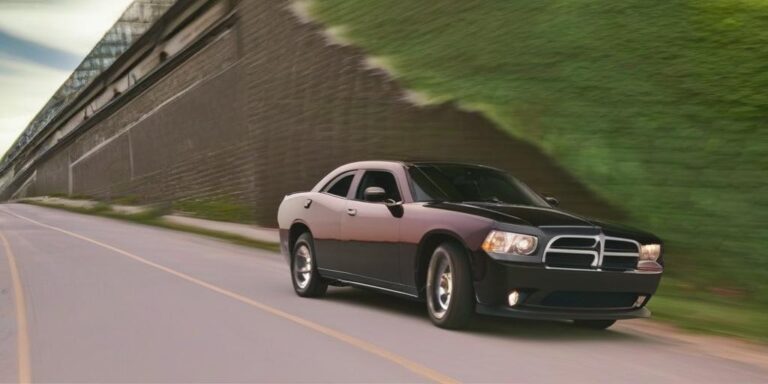 What is the price of dodge door car from 2013 year?