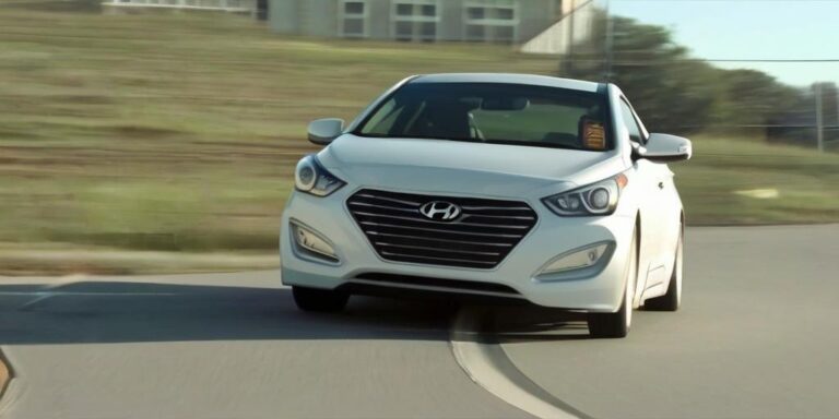 What is the price of hyundai door car from 2015 year?
