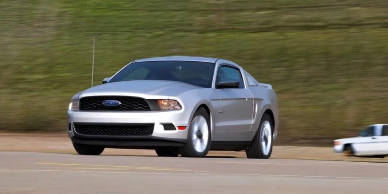 What is the price of ford door car from 2013 year?